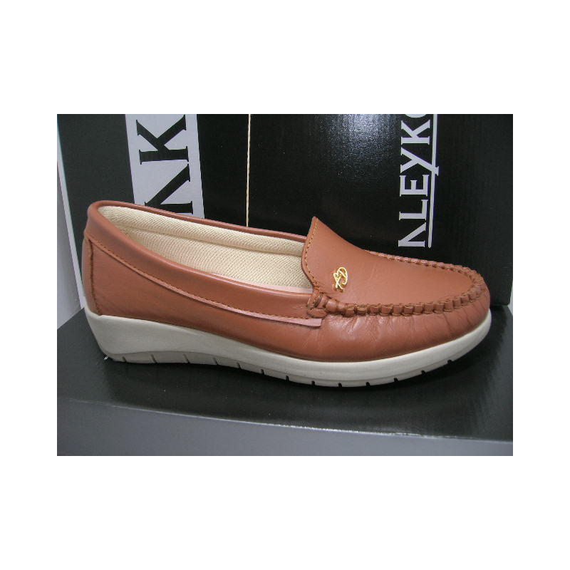 Mocasion piel lengueta oro lado