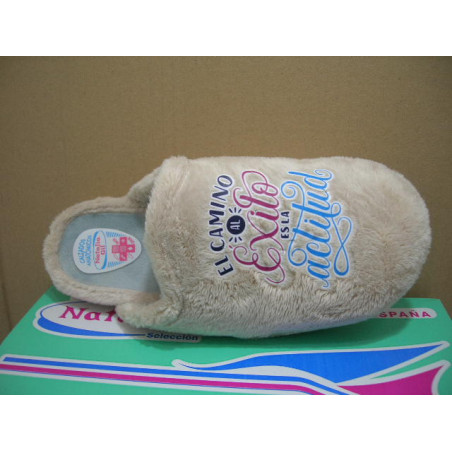 Chinela plana pelo el camino del éxito